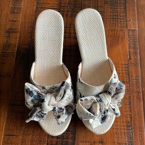 NWOT/NWOB Floral Bow Wedge Sandals